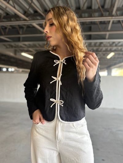 Chaqueta crop con lazos y ribete blanco - Be Fashion Store