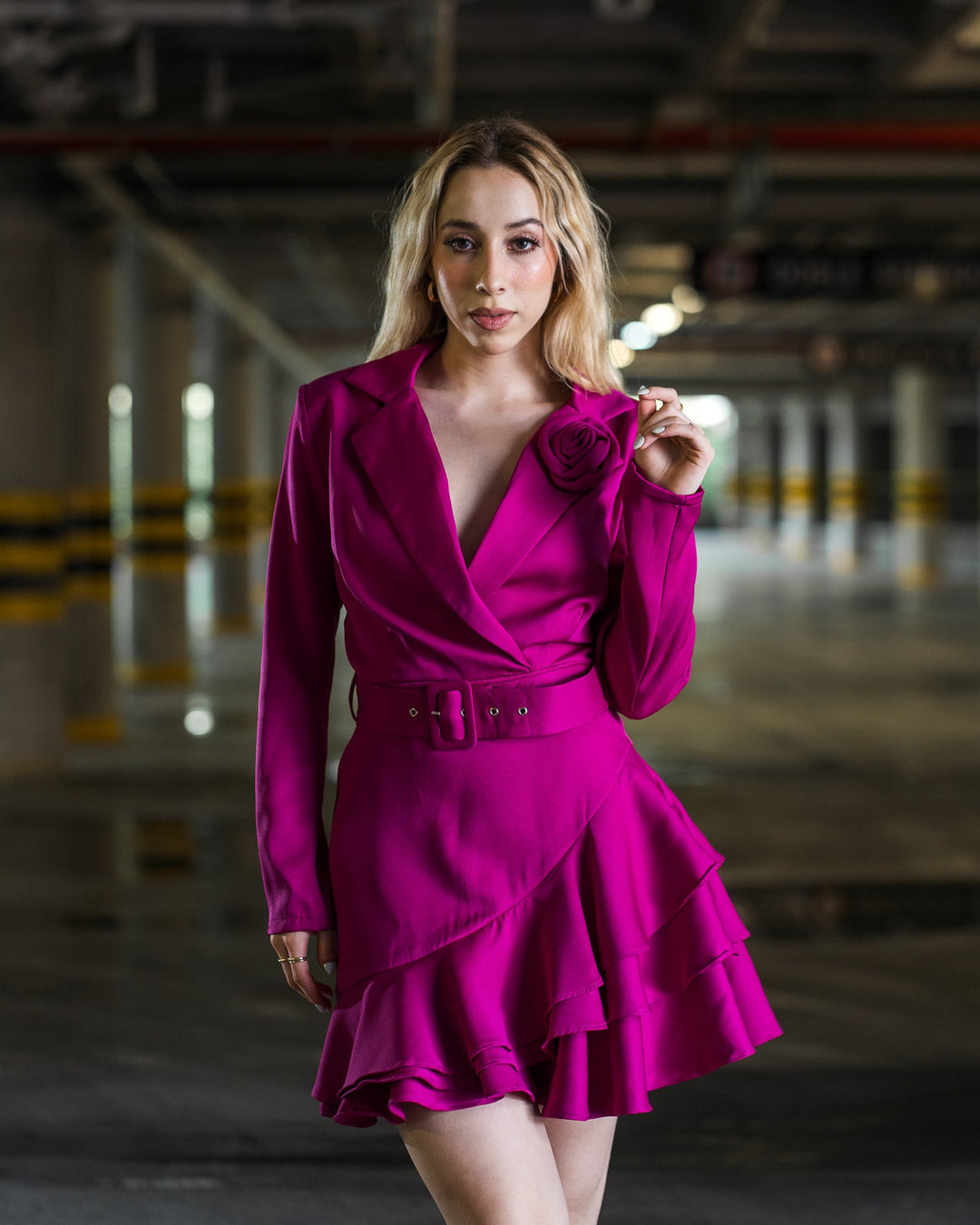 Vestido blazer de manga larga con volantes y flor