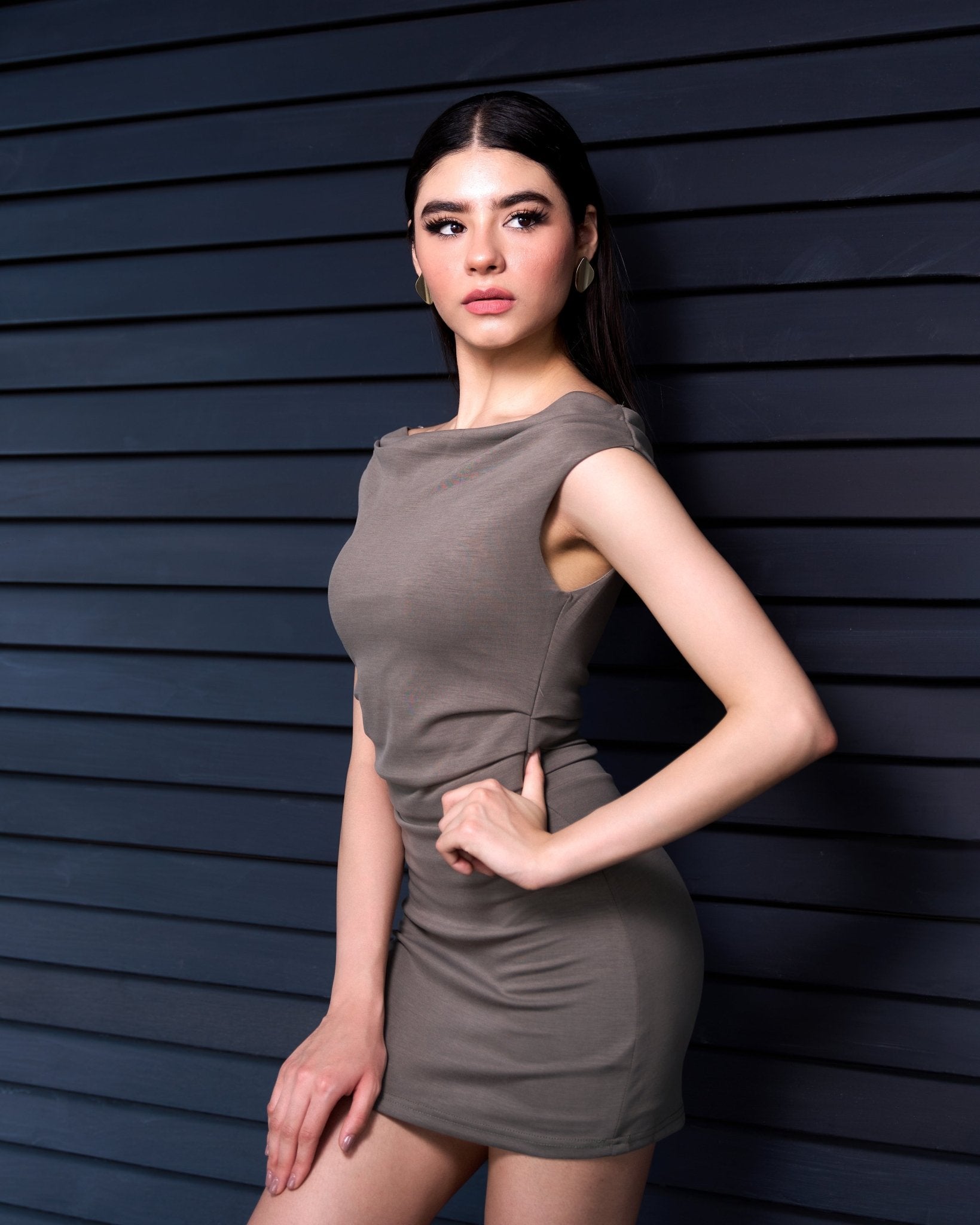 Vestido corto drapeado escote recto - Be Fashion Store