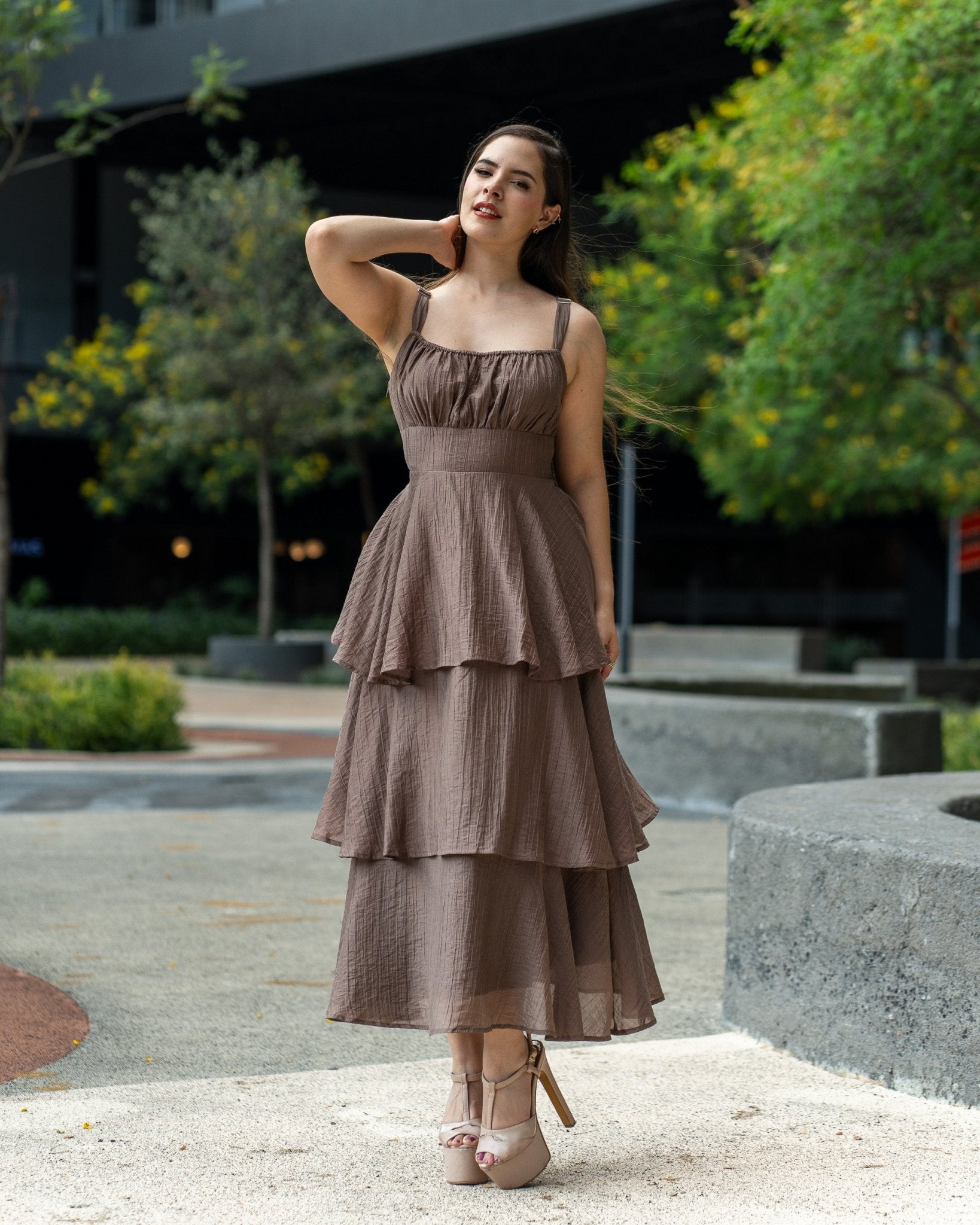 Vestido largo escalonado y anudado trasero - Be Fashion Store