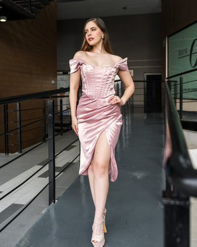 Vestido satinado asimétrico de escote recto - Be Fashion Store