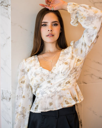 Blusa floral transparente con cuello en V y dobladillo con volantes - Be Fashion Store